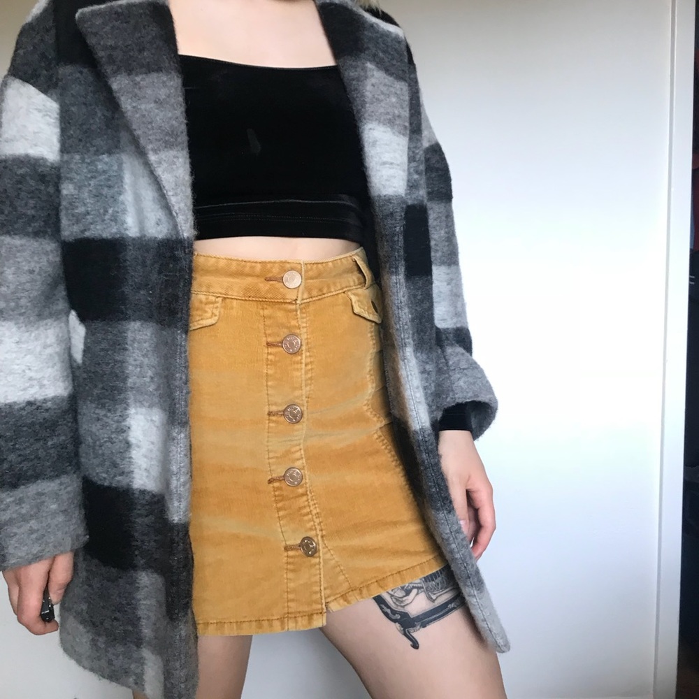 BDG UO corduroy tan mini skirt size 4 - Picture 4 of 5